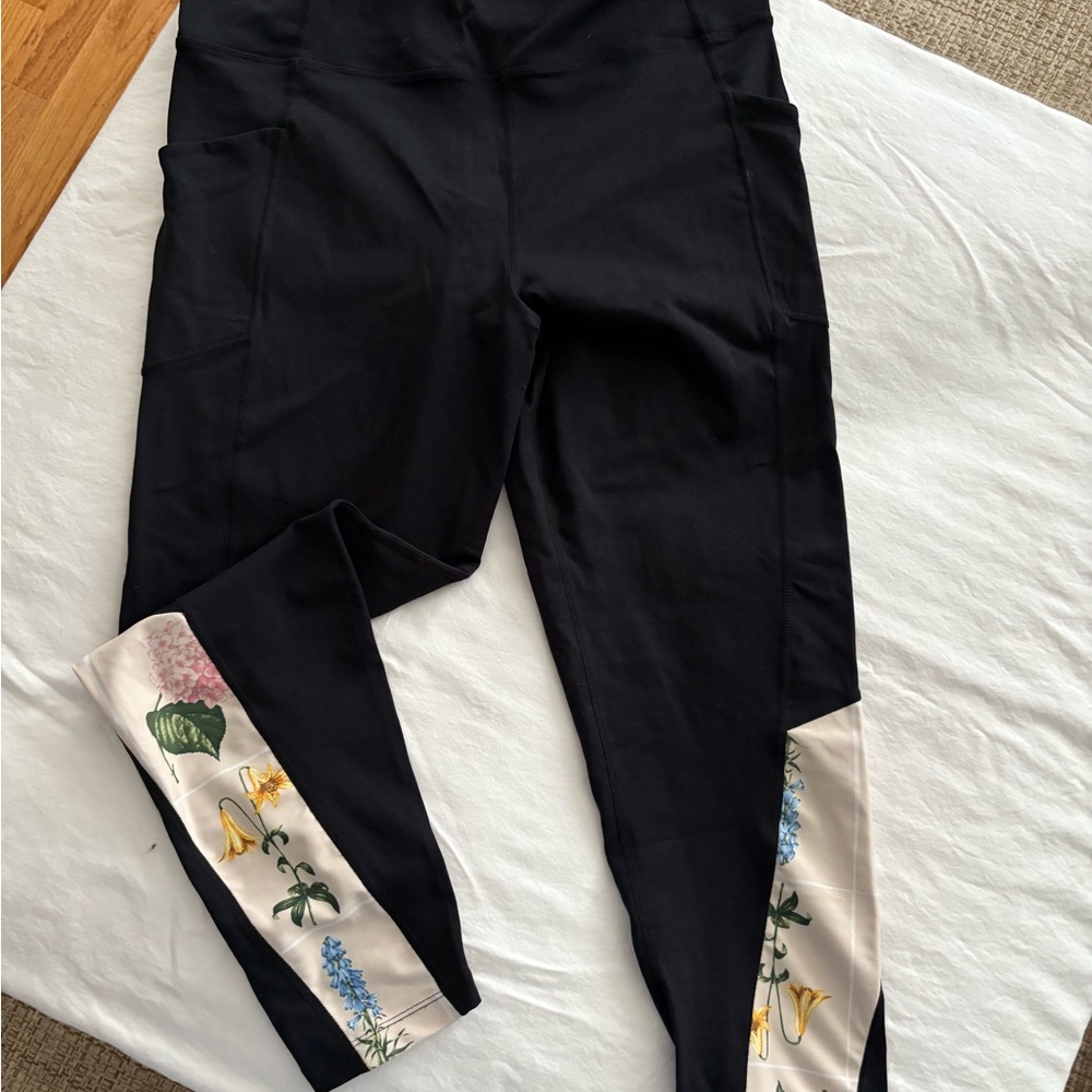 Tuckernuck Black Leggings with a Flora size XL